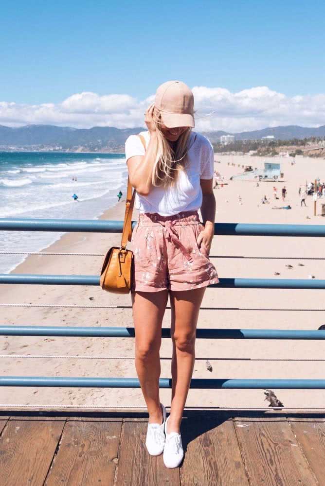 Look tumblr em branco e rosa com camiseta e shorts para aproveitar todas as paisagens do verão