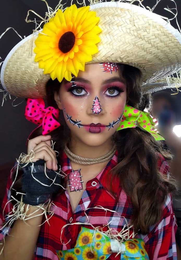O lápis preto e branco demarcam as costuras e remendos para esse visual boneca de pano e palha