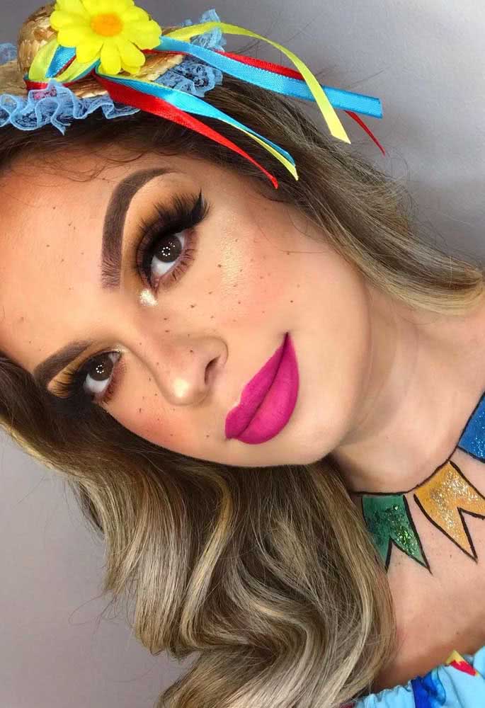 Nessa maquiagem para festa junina moderna, as sardas são espalhadas de forma mais uniforme, e preferiu-se um blush mais natural