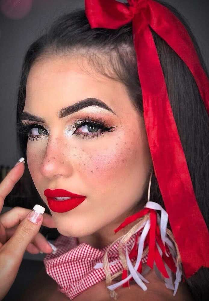 O batom vermelho é o protagonista dessa make para festa junina moderna