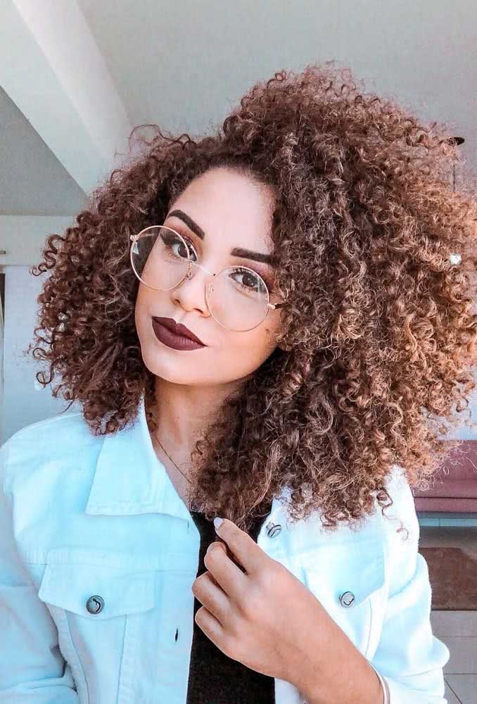 E que tal uma iluminação mais discreta, escolhendo tons próximos da cor natural do cabelo?