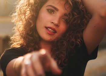 Morena iluminada cacheada: confira as principais técnicas e fotos incríveis de penteados