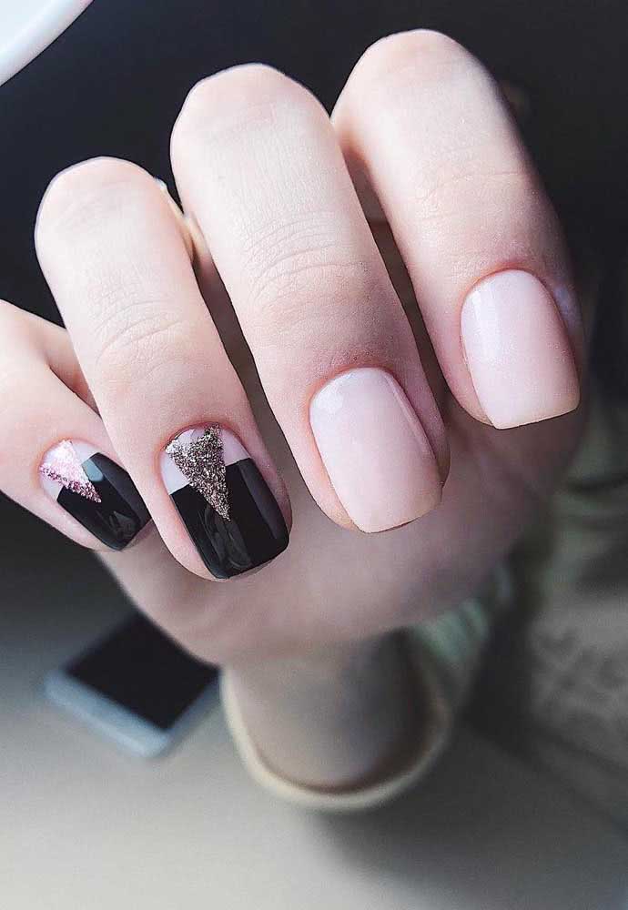 E que tal adicionar preto só em duas unhas, como nesta composição?