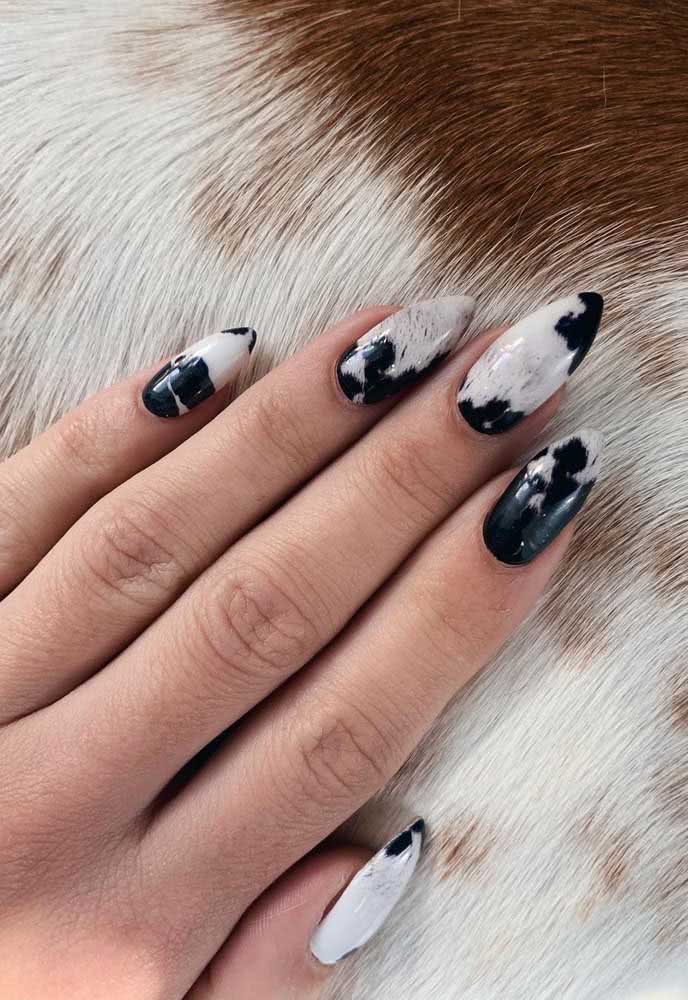E para quem gosta de animal print, confira essas unhas decoradas em preto e branco