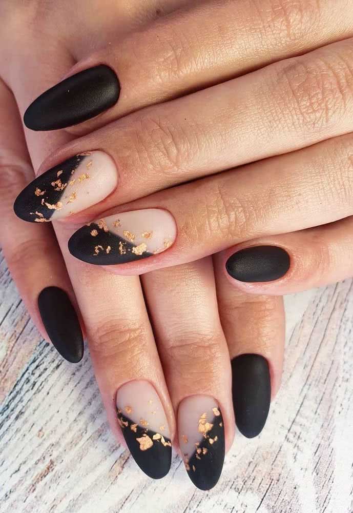 Unhas gêmeas preto e branco com divisão diagonal e detalhe dourado 