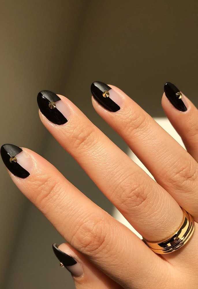 Unhas pretas decoradas com pedra e muita elegância