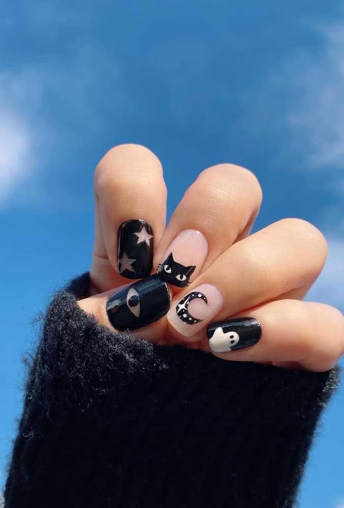 E que tal uma inspiração fofa e mística para compor as suas unhas decoradas pretas?