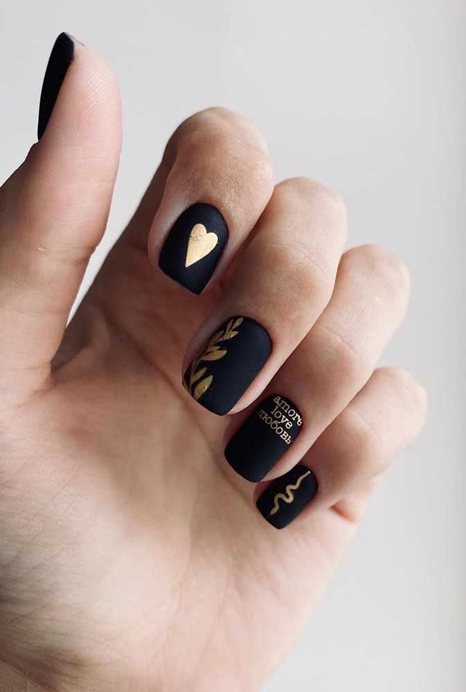 Outra inspiração de adesivo para fazer as suas unhas pretas decoradas de uma forma rápida e prática