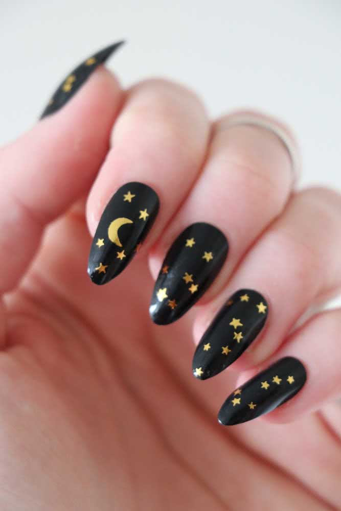 Mais uma inspiração na noite estrelada com essas unhas pretas decoradas com dourado