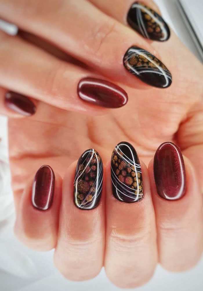 Ao fazer suas unhas gêmeas, você pode combiná-las com diferentes efeitos e cores