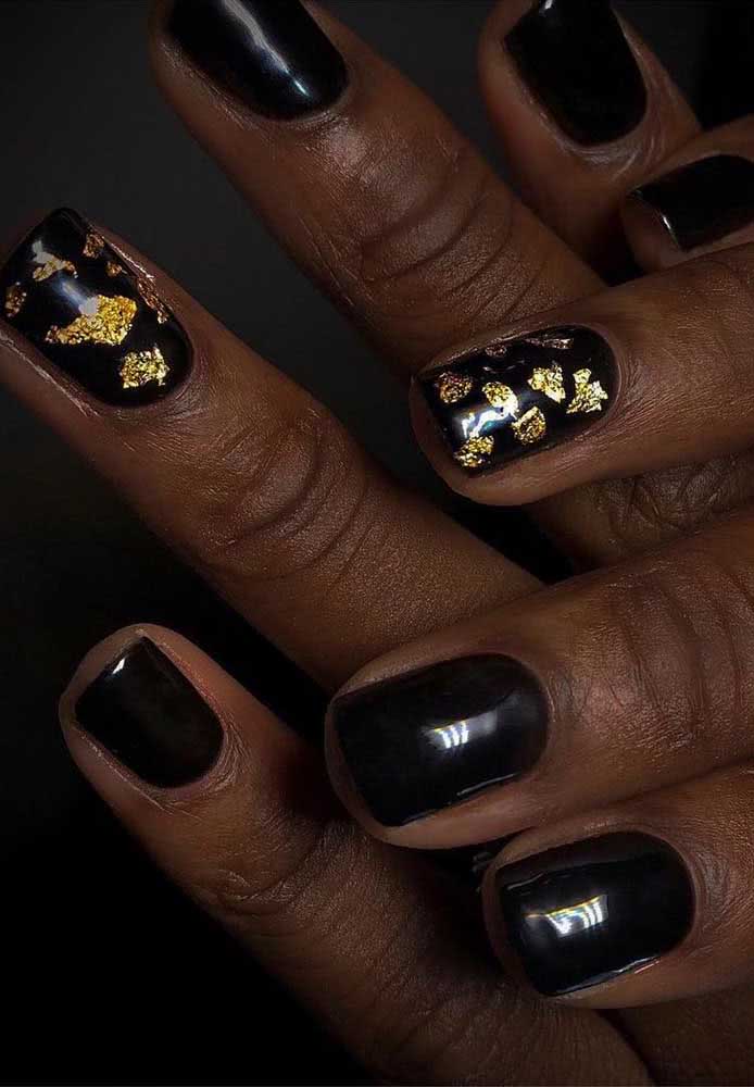 Dourado como folhas de ouro, a finalização perfeita para essas unhas decoradas pretas