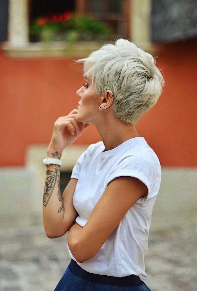 O pixie cut é um dos cortes queridinhos para um cabelo curto repicado, que dá um visual moderno e super despojado. 