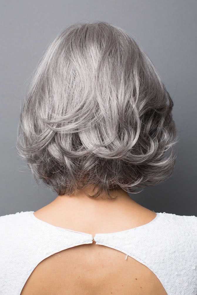 Já neste exemplo, a ideia foi repicar só as pontas, controlando o volume e dando mais movimento para o cabelo.