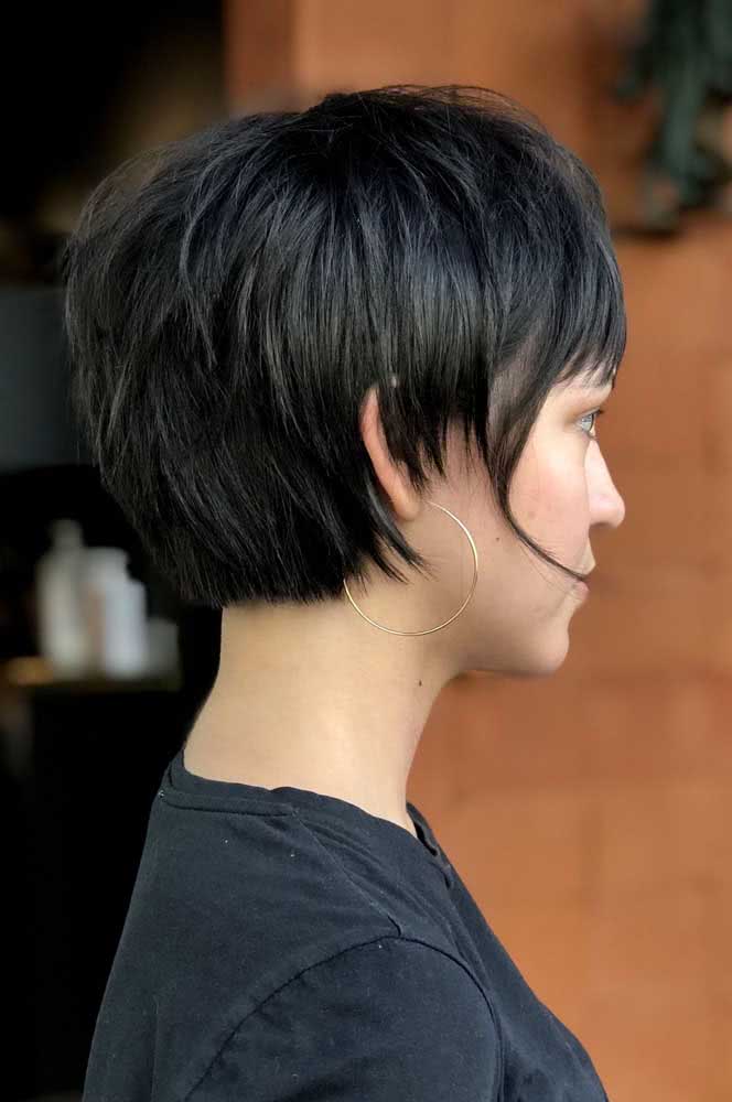 Para um look bem moderno e fashionista, escolha um corte de cabelo curto repicado e desfiado. 