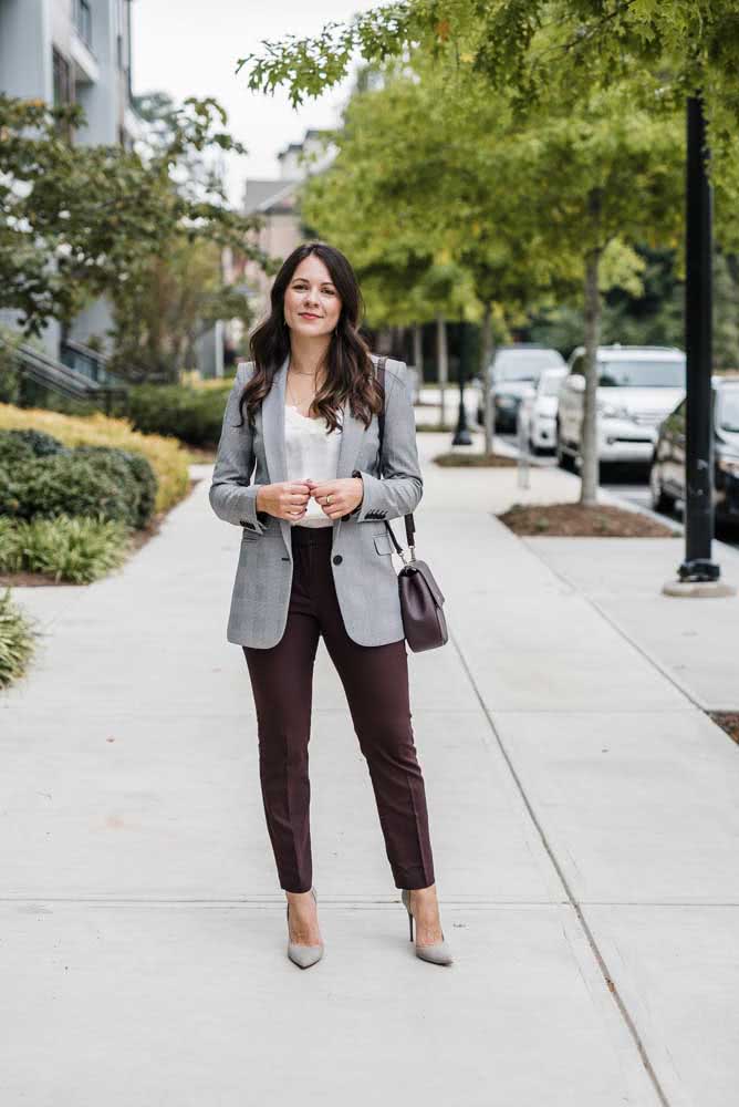 Num estilo urbano super descolado, look com vestido preto com bota cano curto e jaqueta jeans.