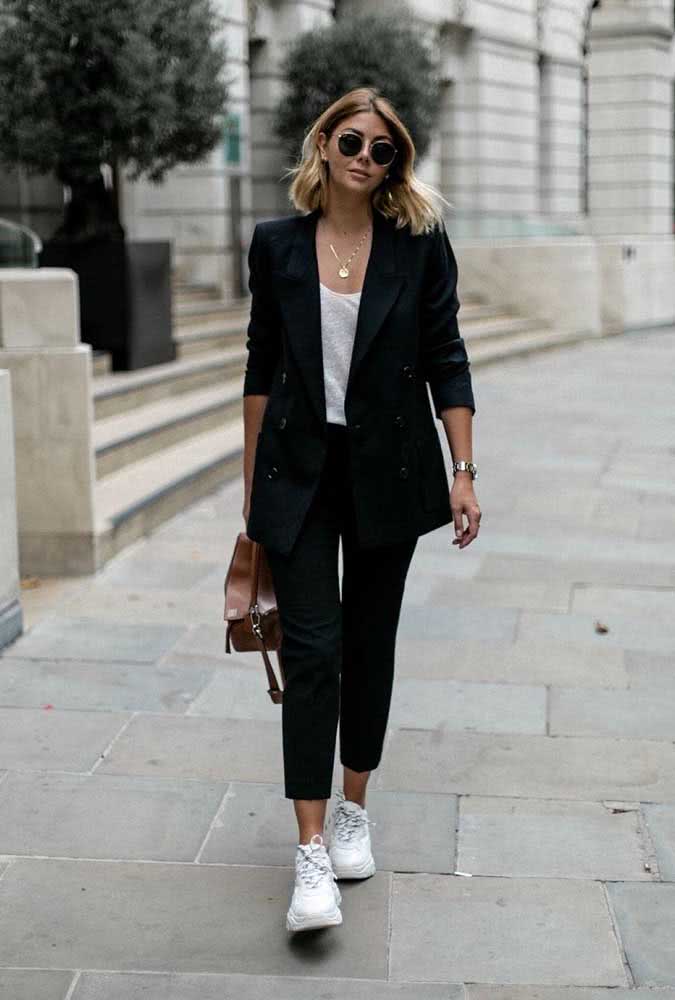 Vestido chemise longo e bota de cano baixo criam um look descontraído para curtir um dia de sol na cidade.