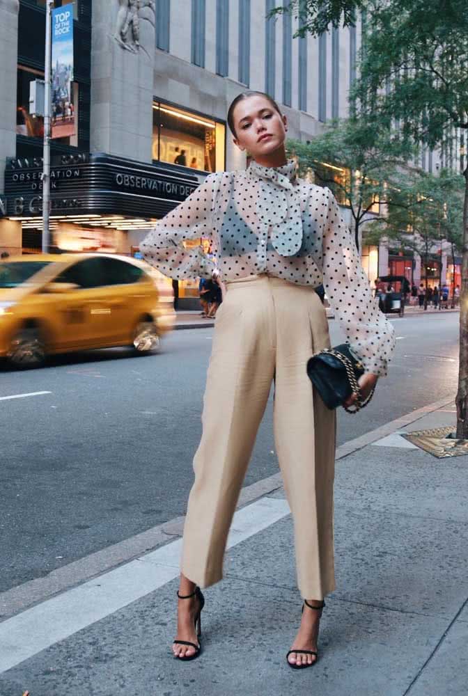 Além dos modelos em preto, as botas chelsea brancas também fazem combinações incríveis, como neste exemplo com vestido midi floral.