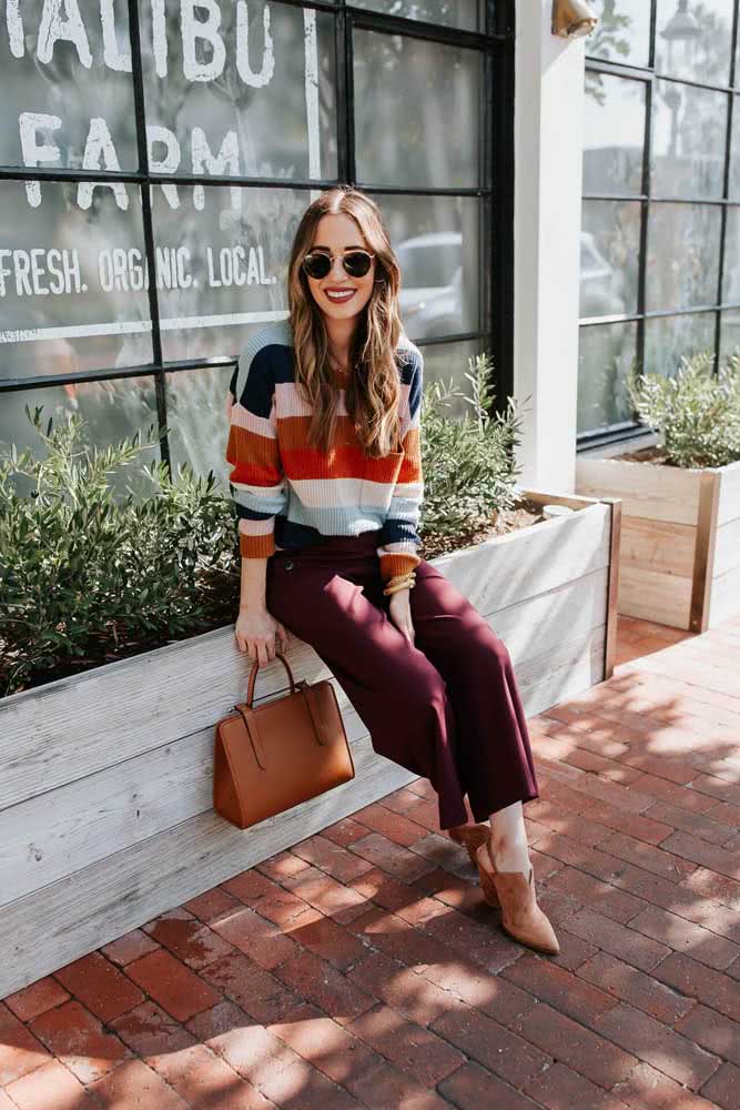 E que tal um look preto e branco como este com vestido animal print e bota tratorada para curtir um dia tranquilo?