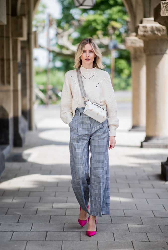 Já para ousar, um look com vestido curto rodado, jaqueta de couro, meias calças, coturnos e boina. 