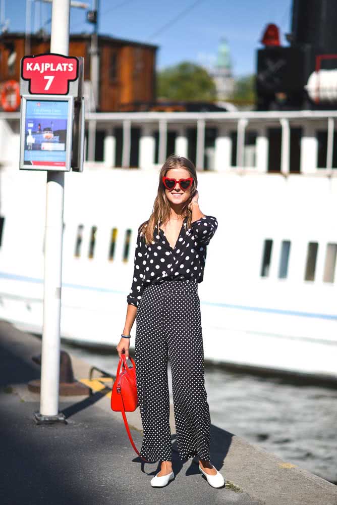 Simples mas nada básico, vestido bem colorido com bota cano baixo preta cheia de fivelas.