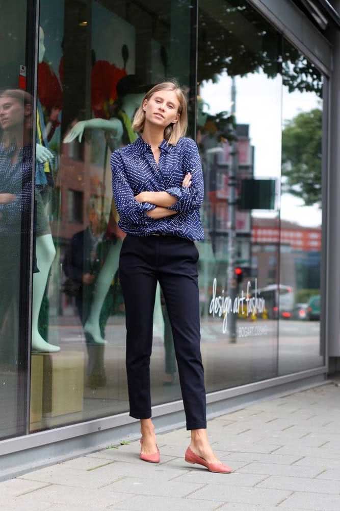 Vestido rosa levinho com jaqueta de couro e bota preta para arrasar num estilo rocker. 