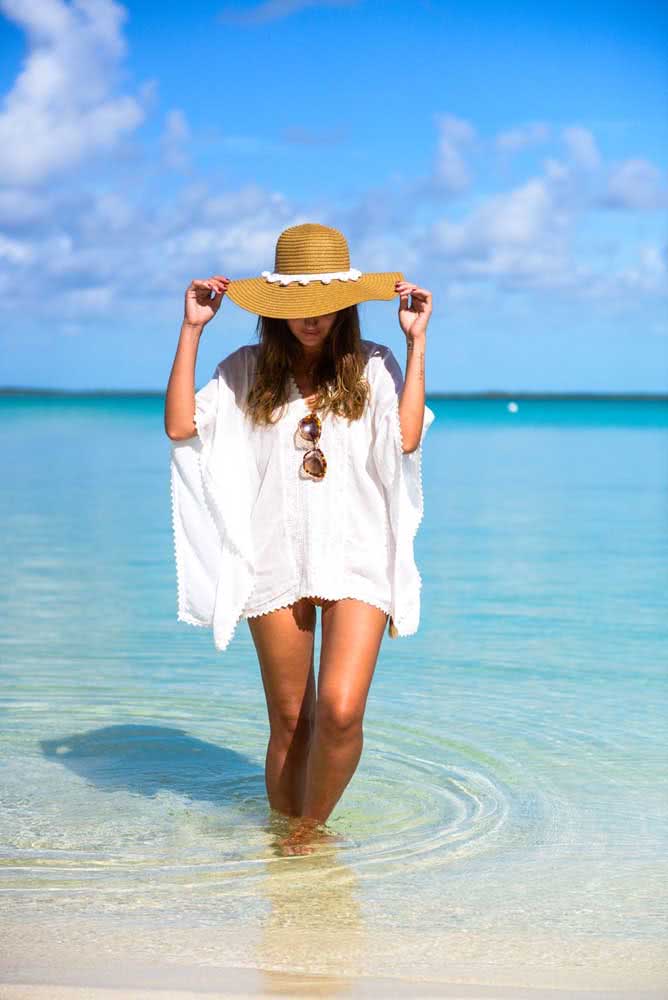 As saídas de praia tipo kaftan brancas deixam o look leve e elegante, especialmente quando combinado com um chapéu com aba larga.