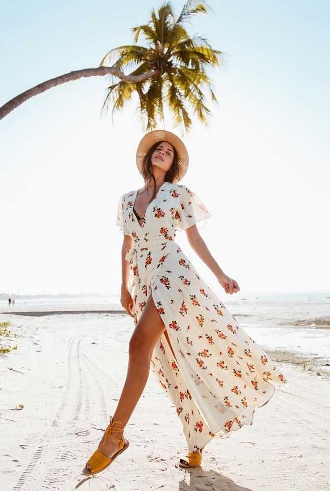 Vestido longo de botões se torna uma saída de praia magnífica, que permite curtir o verão na praia e também passear na cidade. 