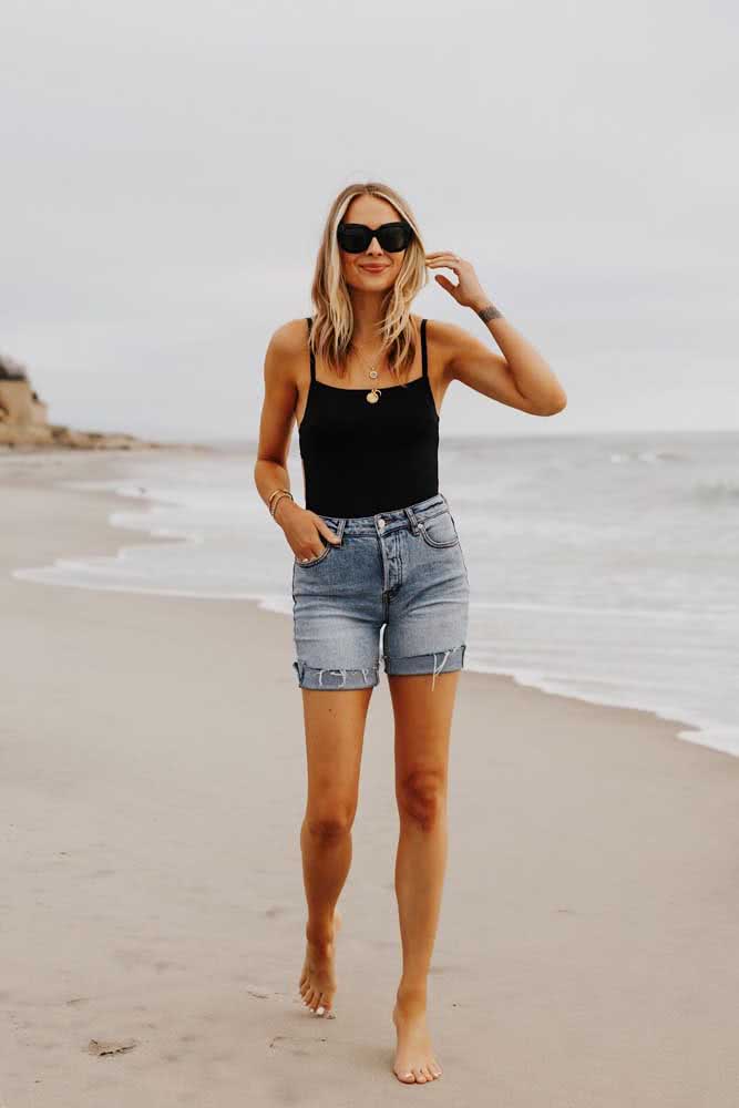 Visual básico e cheio de estilo com maiô preto e shorts jeans. 