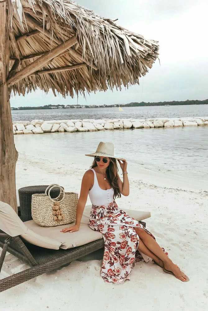 E que tal este look para reveillon na praia com maiô branco, chapéu e pareô florido?