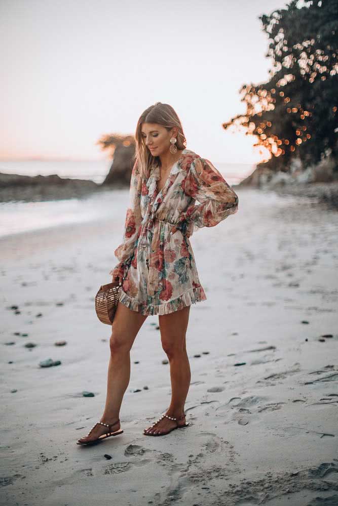 O mesmo acontece com os vestidos leves com estampas floridas, que trazem um estilo boho.