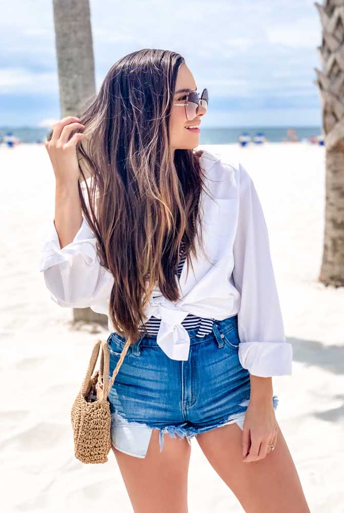 Traga o estilo tumblr também para o seu look praia, com short jeans, blusa listrada e camisa branca amarrada na cintura. 