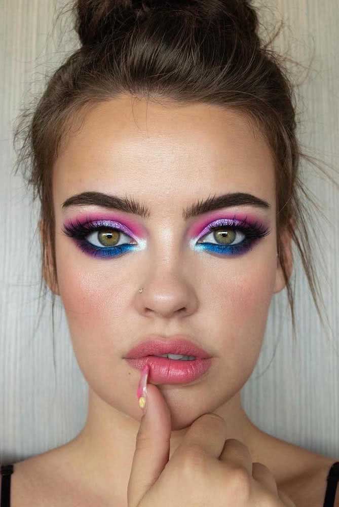 E que tal trazer mais cores para a sua make, além do rosa? Neste exemplo, o azul completa o visual na parte inferior do olho nesta sombra poderosa.