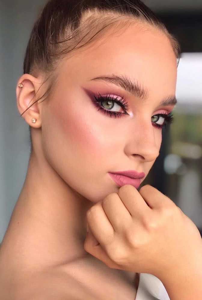 Maquiagem rosa com tons claros para um estilo natural que contrastam com o delineado feito com sombra escura. 