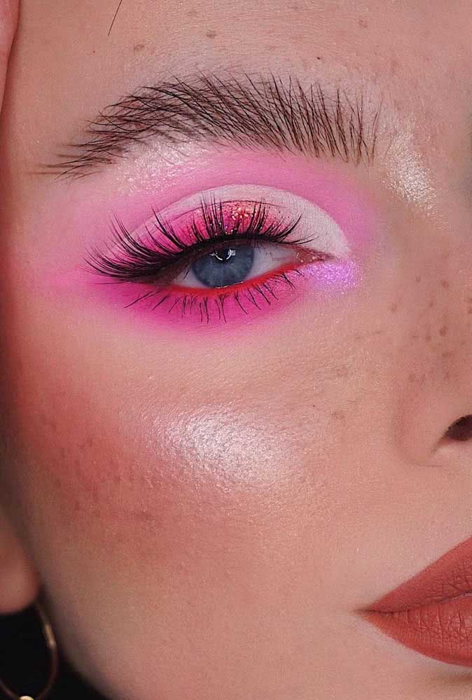 A sombra e o blush desta maquiagem rosa se complementam com seus diversos tons e criam um iluminado perfeito para o rosto.