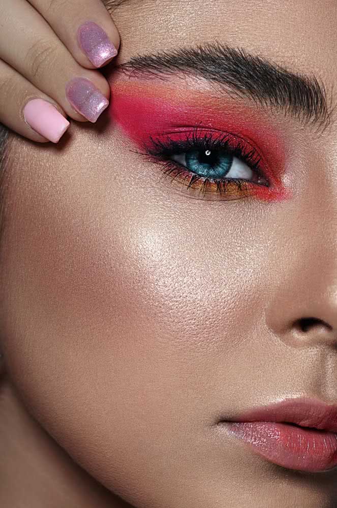 O destaque para o olho é uma das tendências do momento nas maquiagens rosas, neste aqui a combinação de rosa e laranja forma um visual perfeito para festas.