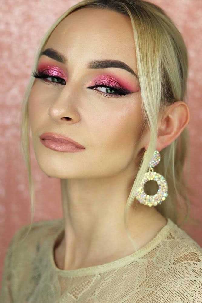 E confira essa maquiagem rosa com glitter e delineado, que criam o estilo perfeito para eventos e festas sociais.