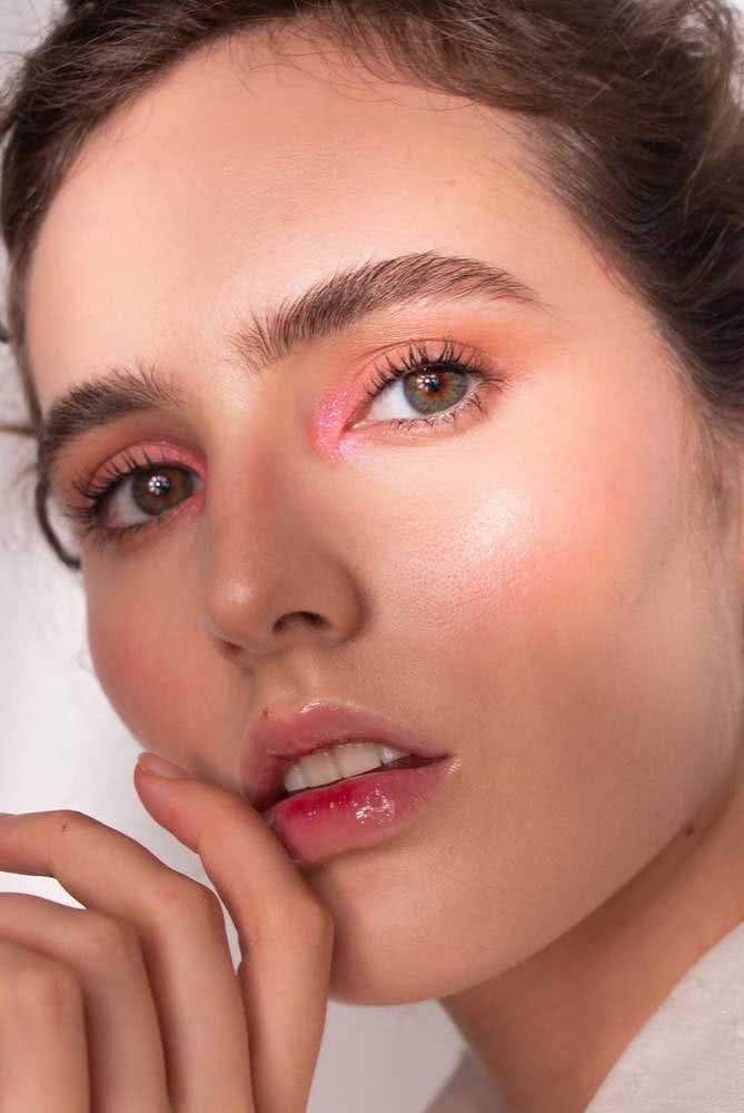 Ou talvez essa inspiração de maquiagem rosa básica com sombra clarinha concentrada no canto interno do olho com batom gloss e blush suave e iluminado.