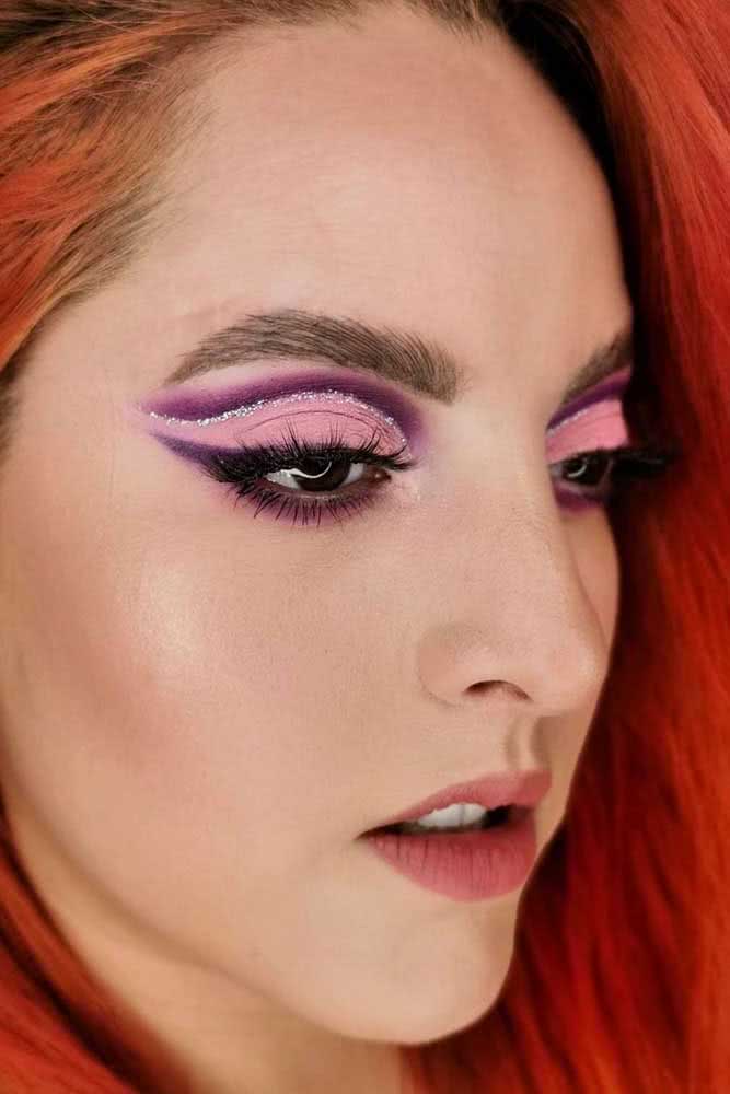 Uma sombra espetacular com contornos feitos com sombra rosa clara, roxo e detalhes em prateado, feita para quem quer ousar no visual.