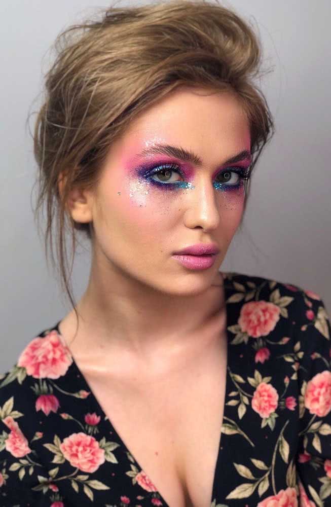 Aposte no glitter, na iluminação e nas cores vibrantes para criar uma make para curtir festas e muitos carnavais, como nesta em rosa e azul. 