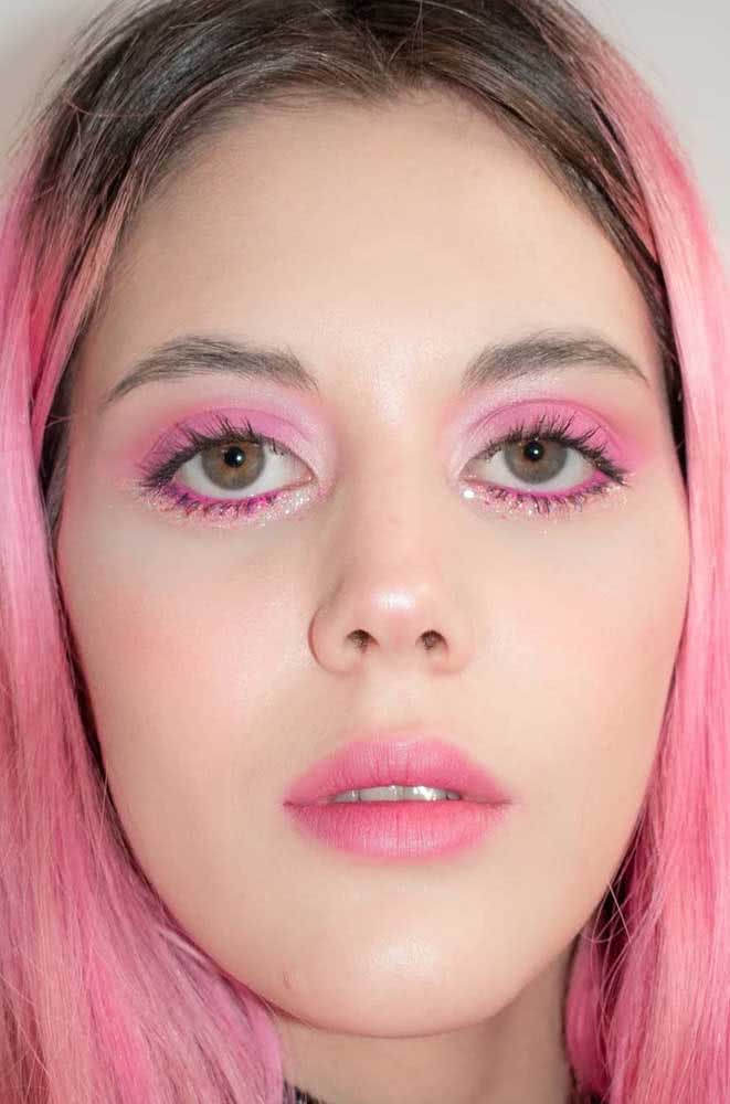Maquiagem rosa e branca combinando com o estilo e a cor vibrante dos cabelos.