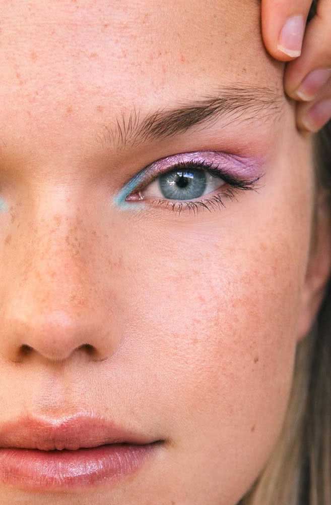 Maquiagem simples e divertida para o dia-a-dia com sombra rosa clara e um detalhe em azul no canto interno do olho.