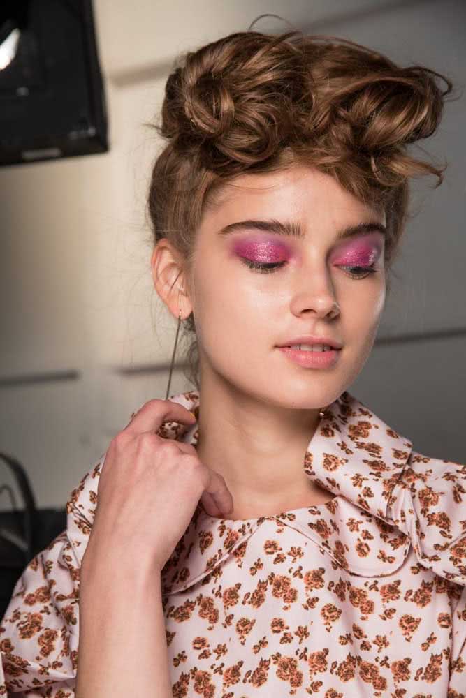 Para um visual fashionista, aposte numa maquiagem rosa com olhos bem coloridos.
