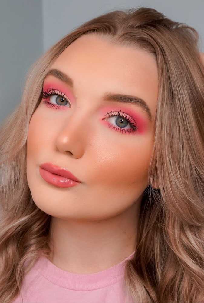 Maquiagem com sombra rosa esfumada, batom gloss e blush seguindo o tom natural da pele para um visual simples, mas nada básico.