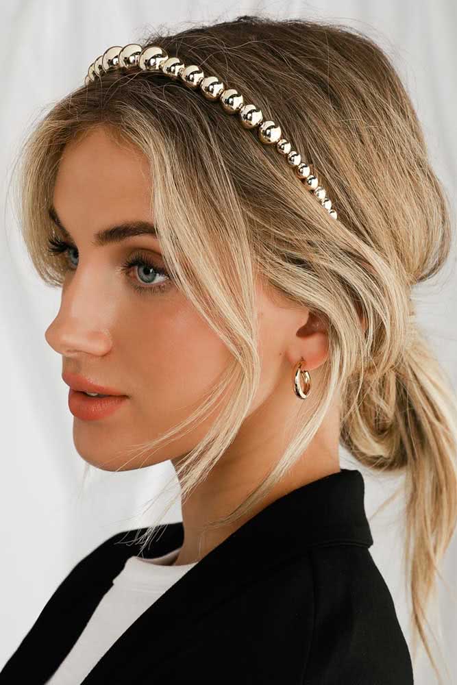 Experimente este penteado simples com tira e coque soltinho para compor seus looks românticos e casuais.