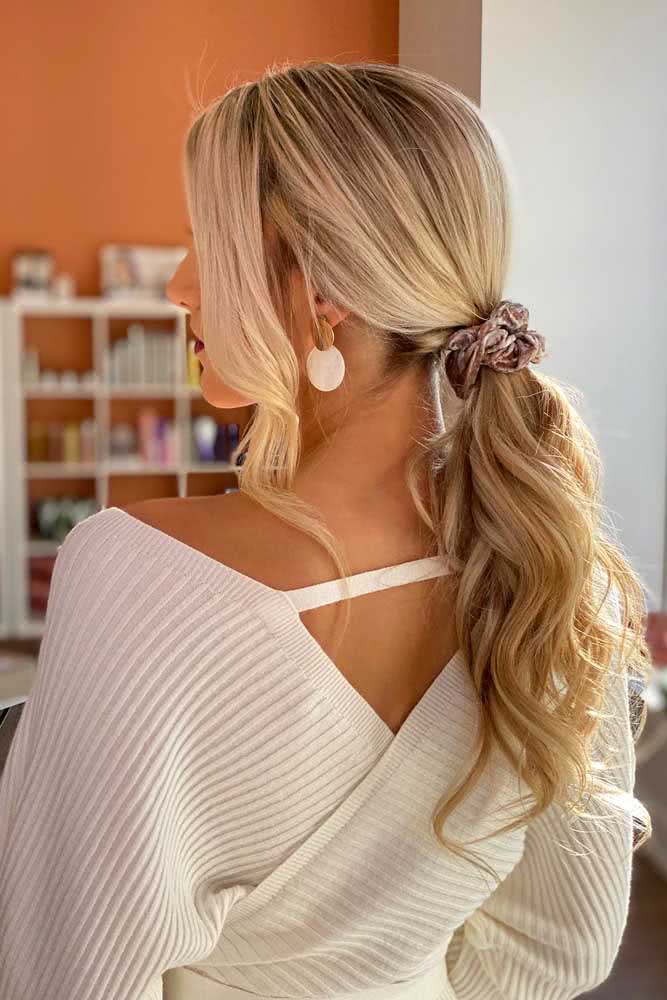 Traga a moda anos 90 de volta com o scrunchie, o prendedor estilo frufru, e dê um up no seu rabo de cavalo simples para o dia-a-dia.