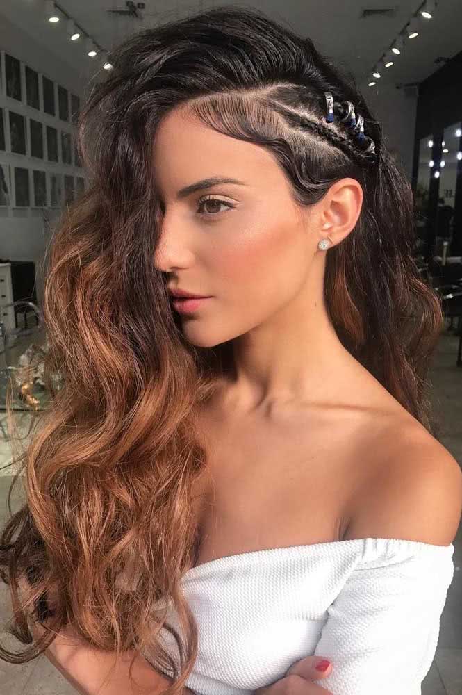 As tranças embutidas laterais são um detalhe super importante deste penteado simples que brinca com o volume e o movimento do cabelo.