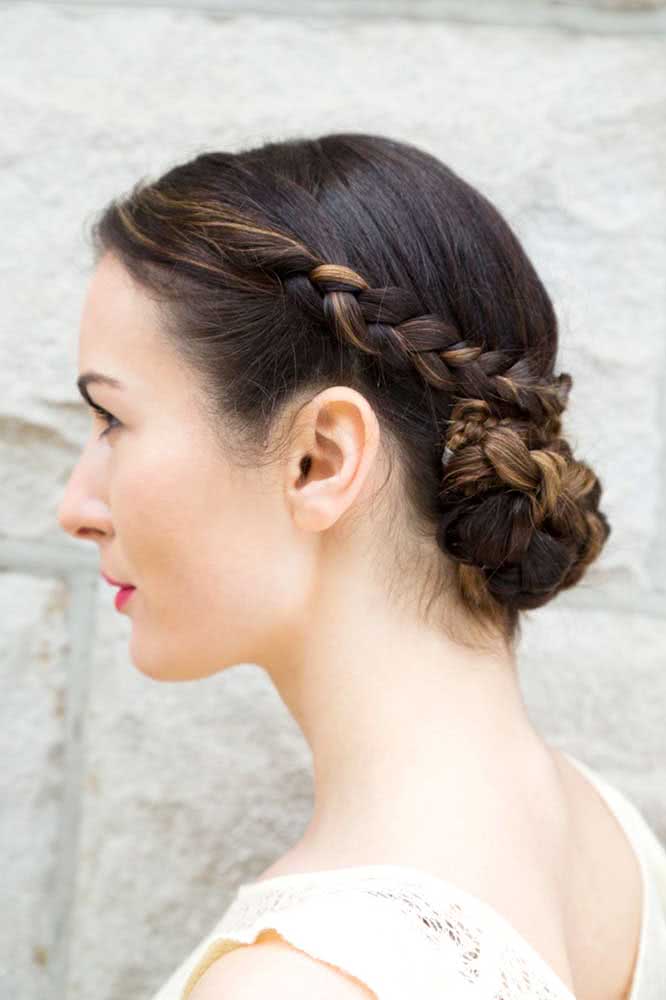 Uma ideia sofisticada de penteado simples para fazer sozinha em casa e se preparar para diversas ocasiões é o coque baixo trançado.