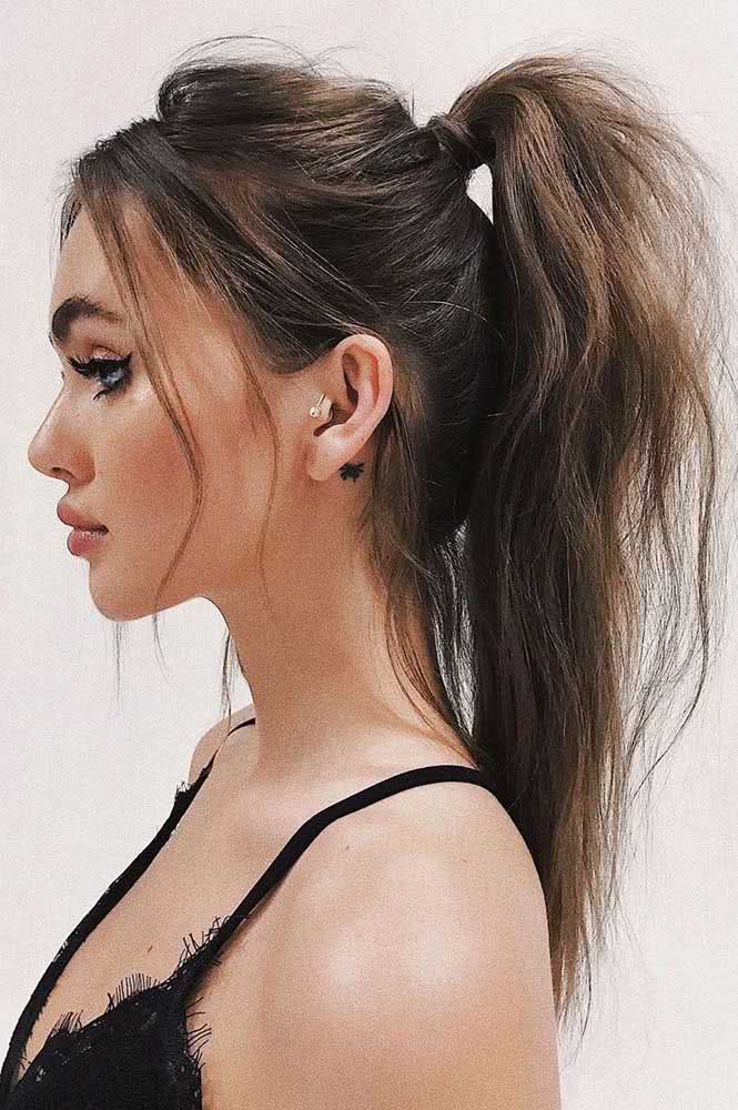 Esse penteado simples com rabo de cavalo messy é fácil e pode ser usado tanto no dia-a-dia como em ocasiões especiais.