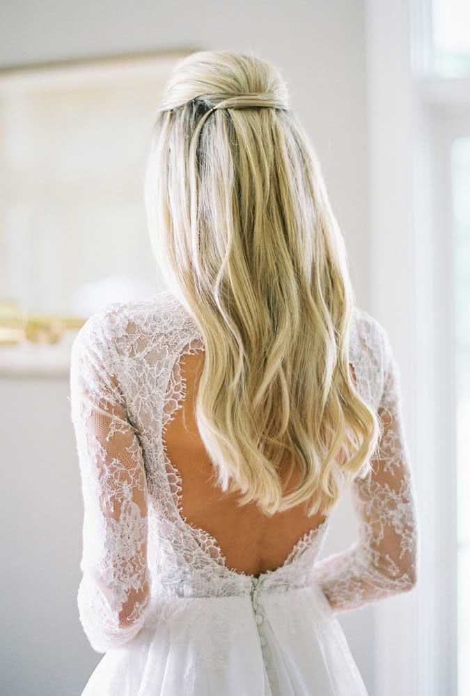 O semi preso com topete é outra escolha comum entre as noivas com cabelo longo e liso, um penteado simples e super rápido de se fazer.