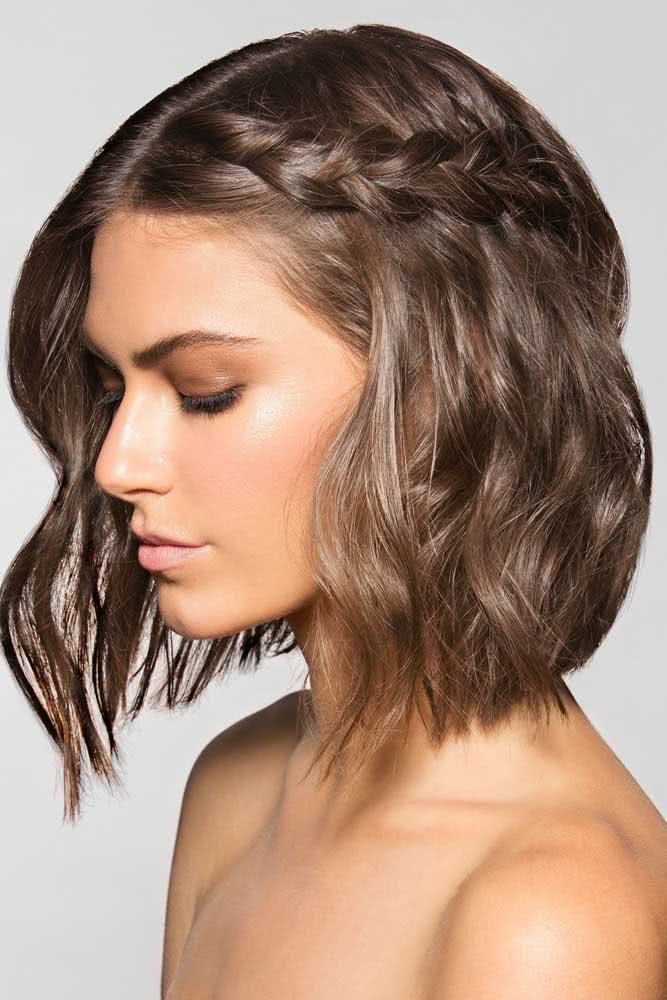 Uma opção de penteado simples e rápido para quem tem cabelos curtos ou médios é utilizar uma trança embutida em uma das laterais.